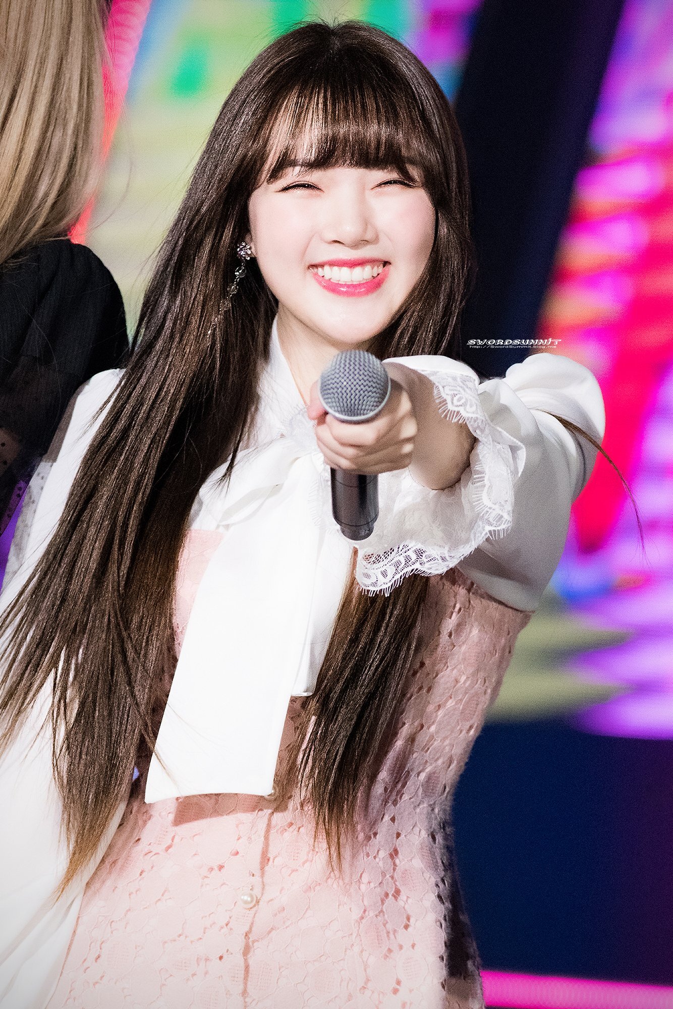 앞구르기 하고 보니까 은근히 미인인 듯한 여자친구 예린이.jpgif | 인스티즈