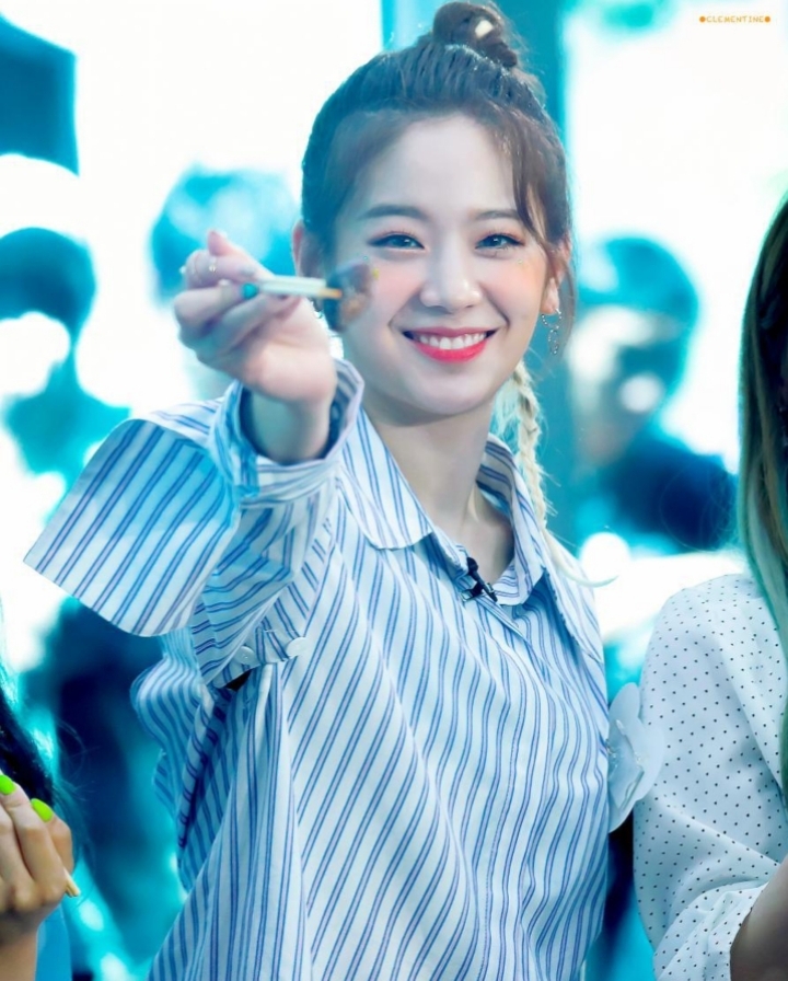 모두들 크리스마스에 이렇게 화알짝 웃으시란 의미로 장규리.jpgif | 인스티즈