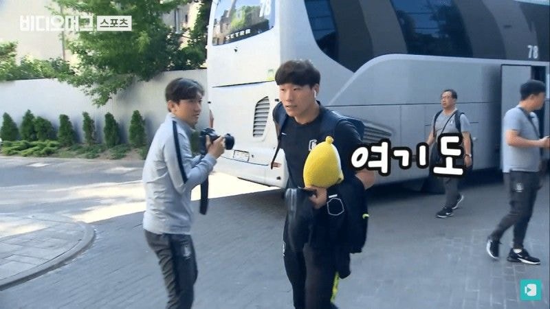 이동할 때마다 인형 안고 다니는 U20 선수들.jpg | 인스티즈