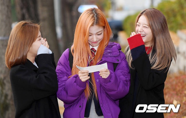 오늘자 수능장에서의 훈훈한 프로미스나인 캡틴과 아빠 | 인스티즈