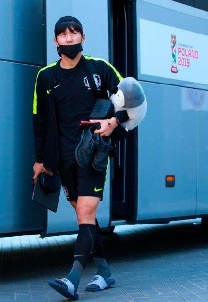 이동할 때마다 인형 안고 다니는 U20 선수들.jpg | 인스티즈