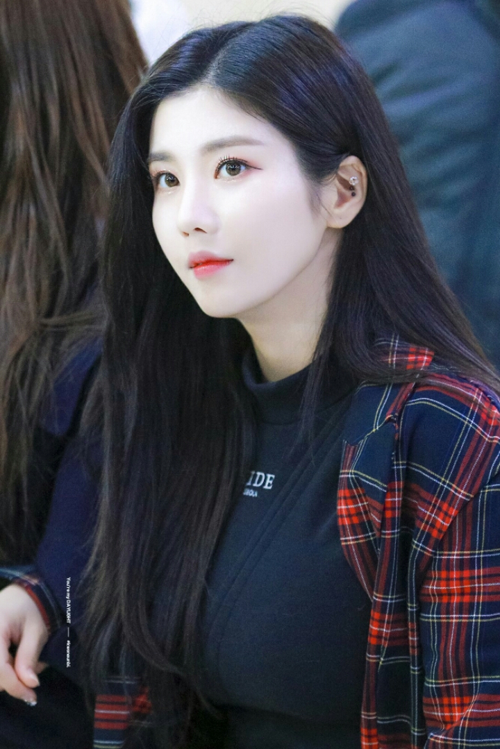 어제 일본에서 귀국한 아이즈원 리더 권은비 | 인스티즈