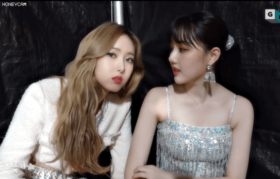 포즈 연구하는 여자친구 여신비와 짱예린.gif | 인스티즈