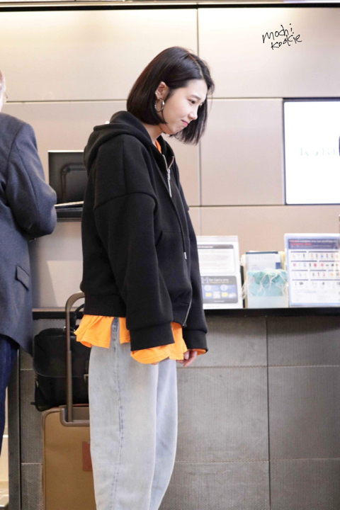 공항에서 캐리어와 사투를 버리는 에이핑크 정은지.jpg | 인스티즈