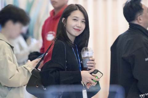 팬들 보는 밝은 표정의 에이핑크 정은지.jpg | 인스티즈