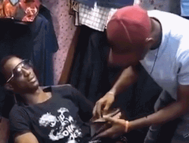 자고 있는 사람 지갑 털기 | 인스티즈