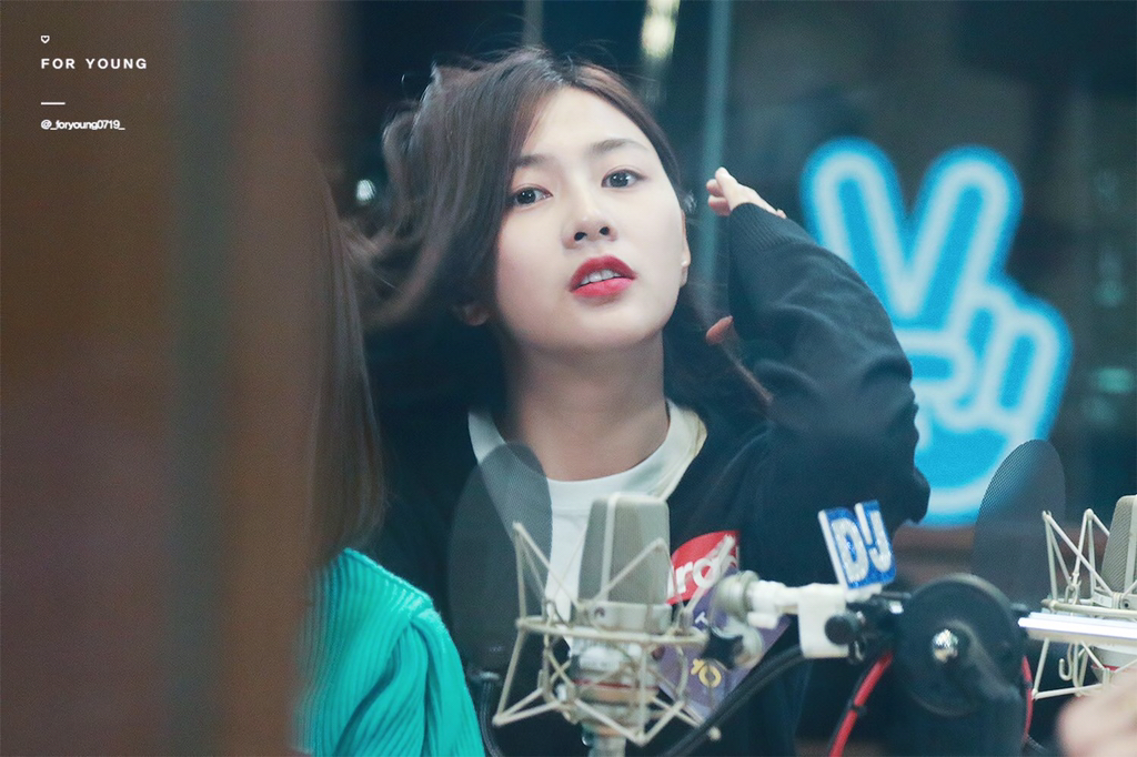[에이핑크] 오늘은 기타 줄 교체 할 예정이라서 하영이 | 인스티즈