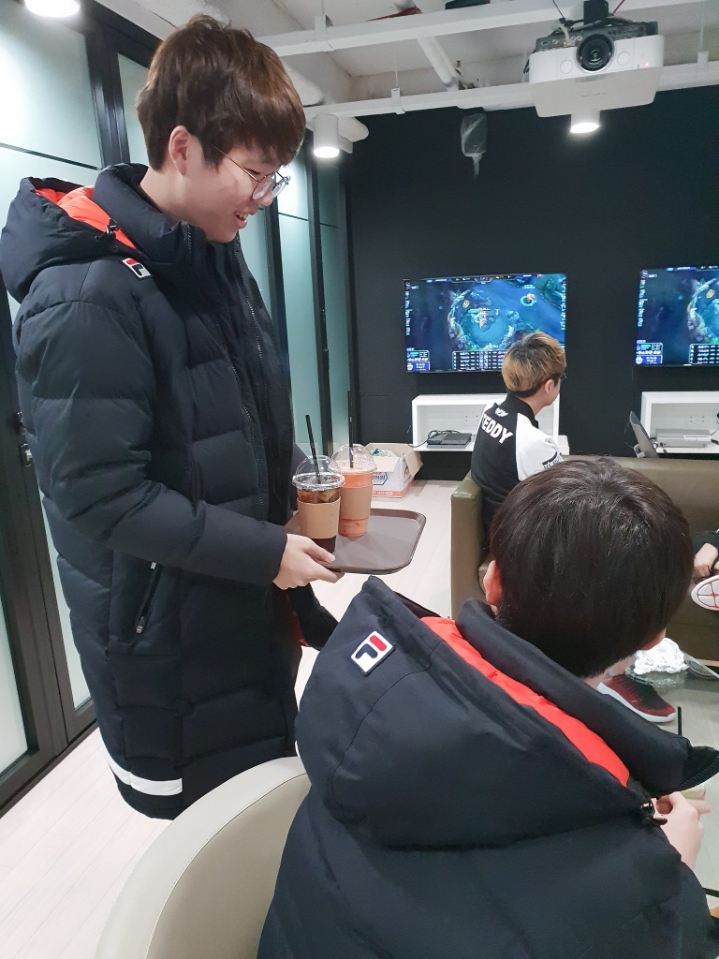 [LOL] 경기 끝나고 피드백하는 SKT 선수들 | 인스티즈