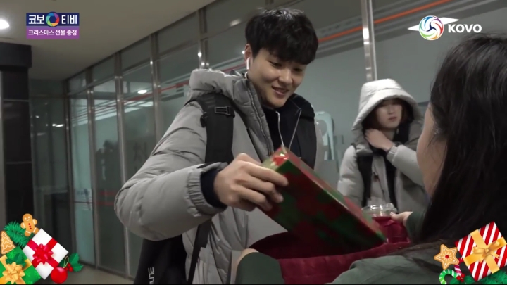 크리스마스 선물받는 기업은행 선수들.jpg | 인스티즈