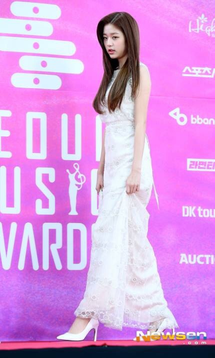 굽높은 힐 신고 찍은 아이즈원 장원영 | 인스티즈