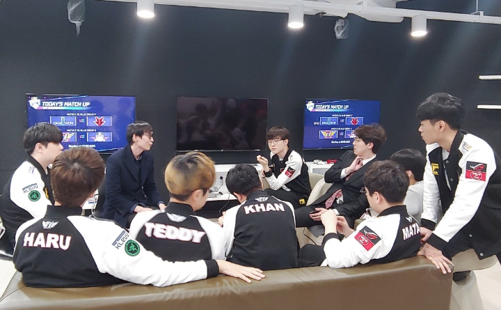 [LOL] 경기 끝나고 피드백하는 SKT 선수들 | 인스티즈