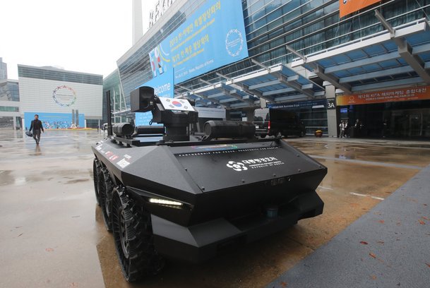 한- 아세안 회담장의 경호차.jpg | 인스티즈