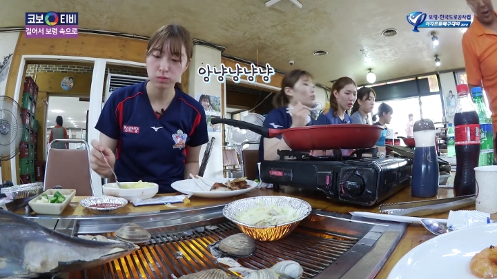 조개구이먹방(?)찍는 여배선수들.jpg | 인스티즈
