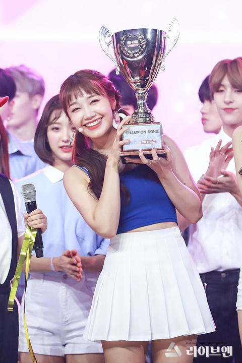 트로피 들고 신난 에이핑크 정은지.jpg | 인스티즈