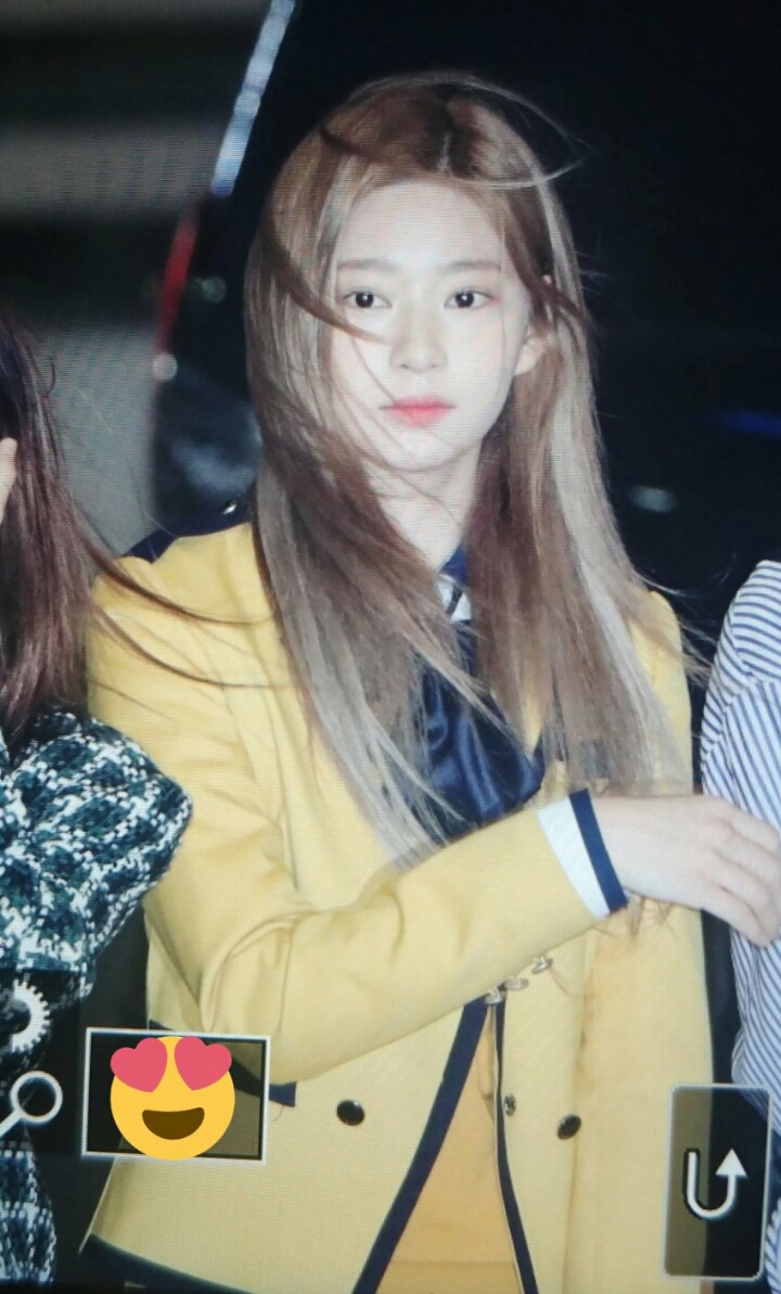 교복입고 출국하는 아이즈원 김민주 | 인스티즈