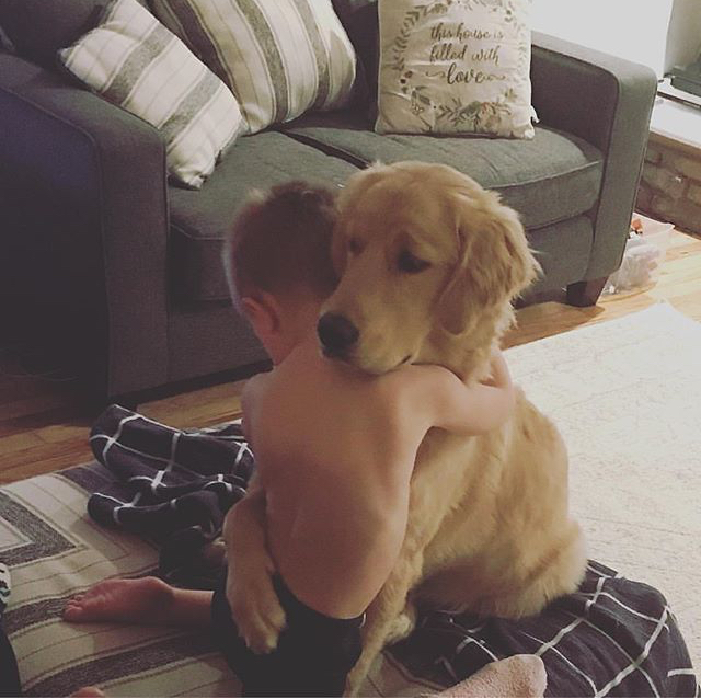 우는 아이 안아주는 인절미 | 인스티즈