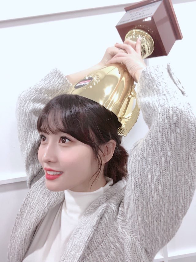 쇼챔피언 트로피로 보는 트와이스 멤버별 트로피 드는 방법 ㅋㅋㅋ | 인스티즈