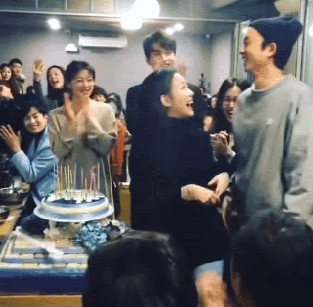 도깨비 종방연에서 도깨비 소환하는 지은탁.gif | 인스티즈