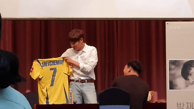 팬한테 세브첸코 유니폼 받고 좋아하는 박재정 | 인스티즈