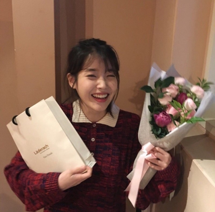 아이유 무대뒤 여친짤 대방출.jpg | 인스티즈
