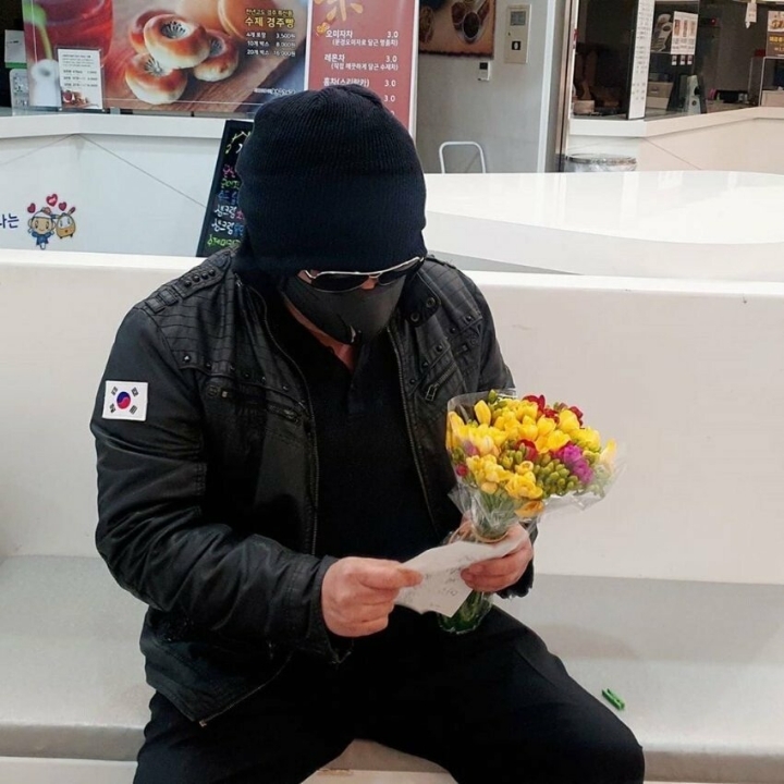 마스크 감사 편지에 눈물 흘리는 김보성.jpeg | 인스티즈