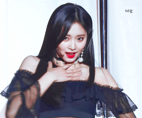 오늘자 섹시의 정석 쯔위ㄷㄷㄷ.gif | 인스티즈