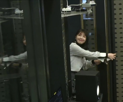 문 열고 나가는 에이핑크 정은지.gif | 인스티즈