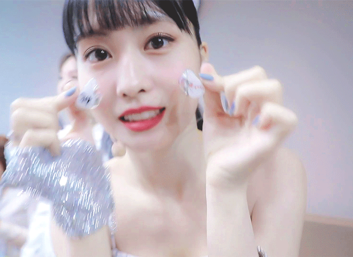 얼굴.. 아니 인이어 자랑하는 트와이스 모모 ㄷㄷ | 인스티즈