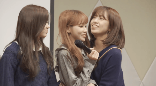 엉기는 대형견을 부담스러워 하는 쌈무 움짤 (아이즈원) | 인스티즈