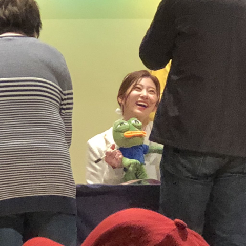 개구리 받고 흐뭇한 아이즈원 민주.jpg | 인스티즈