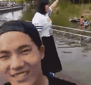 제가 이 여자 물에 빠트려 보겠습니다.gif | 인스티즈
