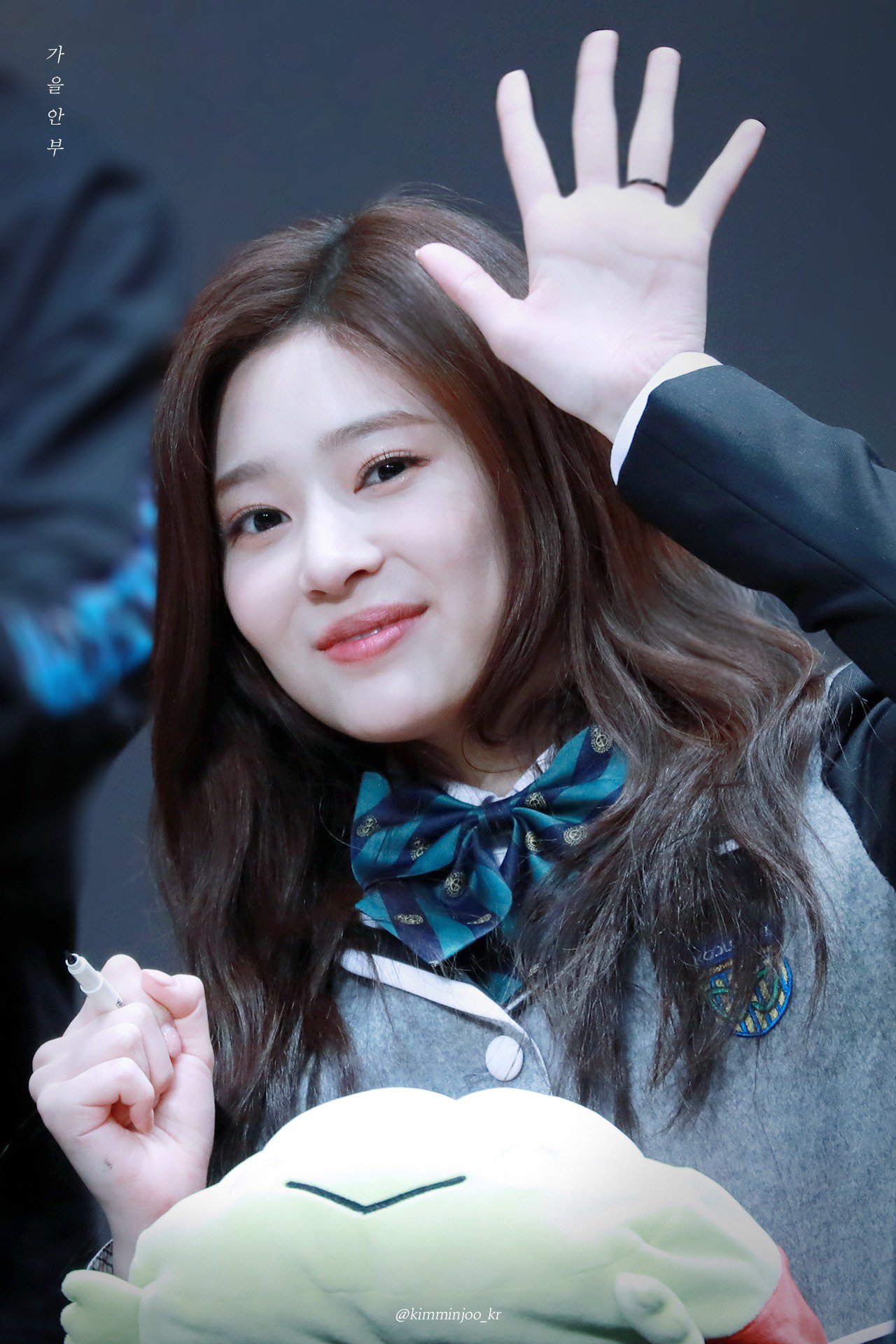 항상 어딘가 억울하고 애잔한 아이즈원 민주.jpg | 인스티즈