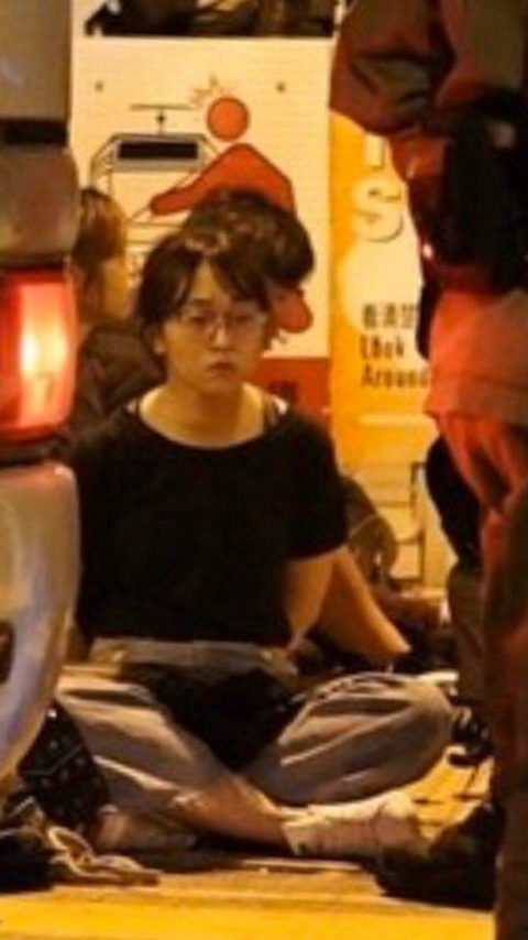 홍콩에서 공안에 체포된 폭도들이라는데..jpg | 인스티즈