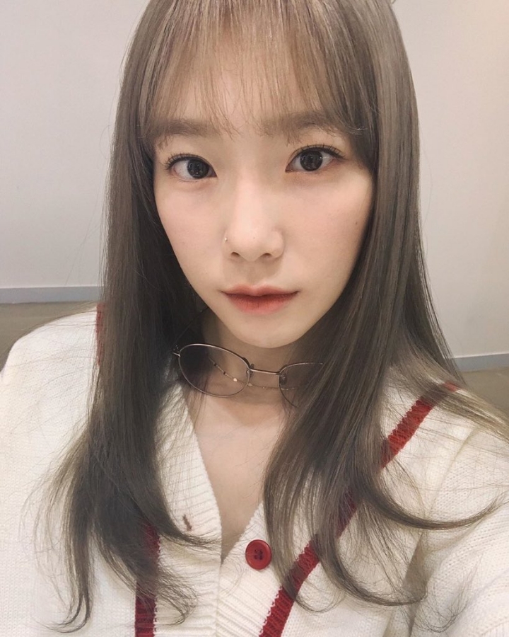 오늘자 새로운 헤어컬러로 염색하고 공항에 나타난 태연 | 인스티즈