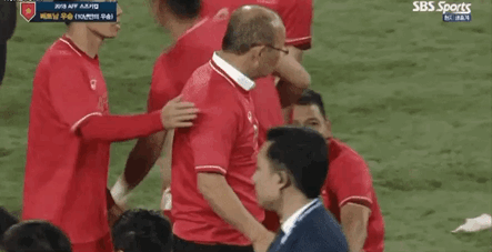 베트남 우승기념 박항서 끌어안고 키스하는 .. | 인스티즈