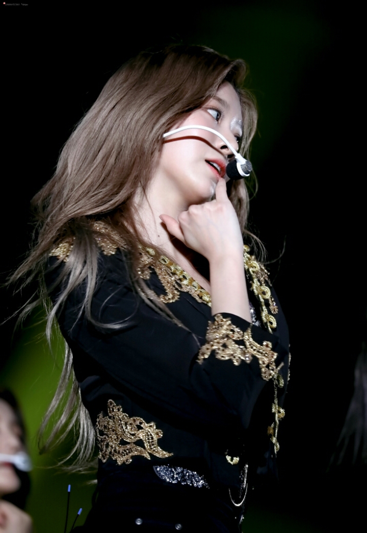 공연 중 찍힌 여신 아이즈원 김민주 사진 | 인스티즈