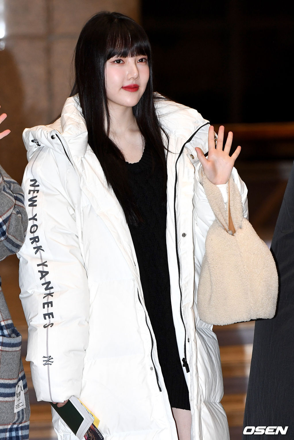 일본 공연 차 출국하는 여자친구.jpg | 인스티즈