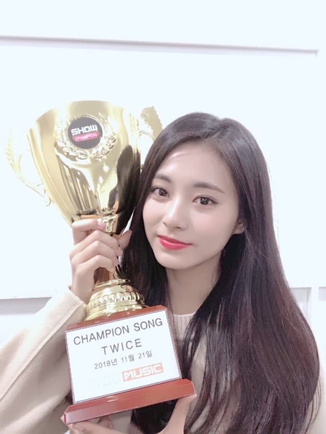 쇼챔피언 트로피로 보는 트와이스 멤버별 트로피 드는 방법 ㅋㅋㅋ | 인스티즈