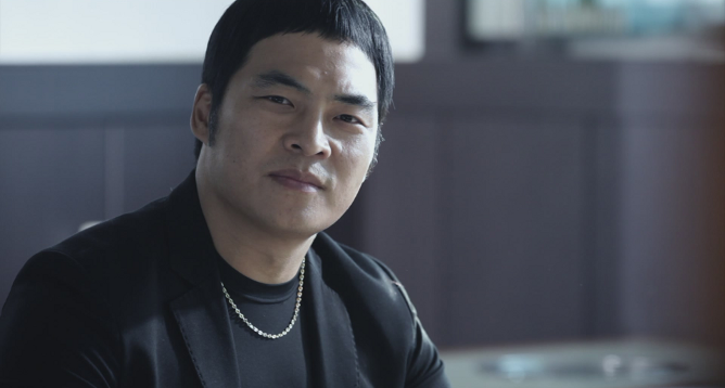 니가 여기서 쌈 젤 잘하니? 어뤼가서 마꼬다뉘진 안취... 니가 여기서 쌈 젤 잘하니? 타~!! 니놈이 감히 이 신마적에게 덤비겠다는거니!! | 인스티즈