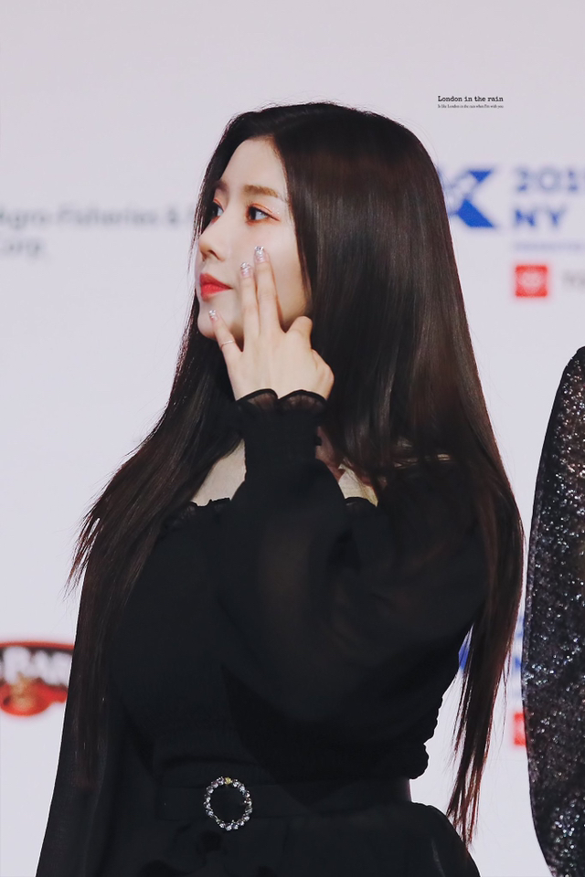 아이즈원) 얼굴에 뭘 이렇게 묻히고 다니나 싶은 권은비 | 인스티즈