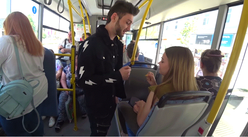 러시아에서 처음만난 누나들과 키스하는 유튜버 | 인스티즈