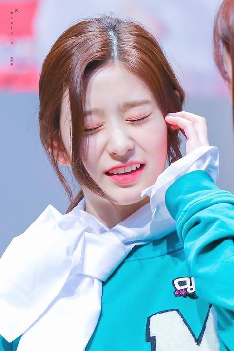 쭈굴미 넘치는 애잔한 개구리 아이즈원 김민주3.jpgif | 인스티즈