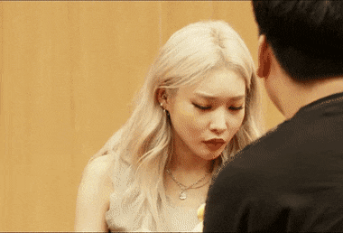 팬이 준 선물..의심하는 연예인.gif | 인스티즈