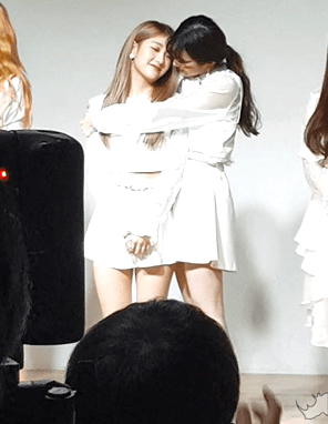 프로미스나인 소중히 간직해(약속회+싸인회)하영&amp;서연 볼꼬집전쟁.GIF | 인스티즈