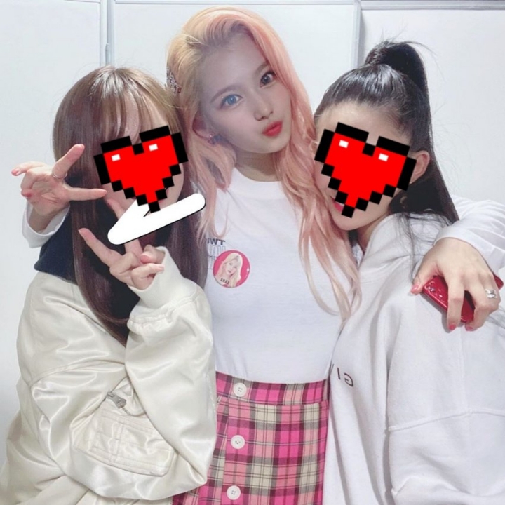 콘서트 끝나고 친구들이랑 사진 찍은 트와이스 사나 | 인스티즈