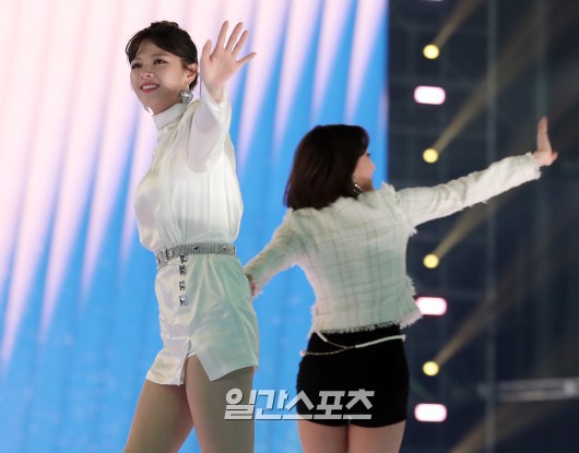 다 떠난 무대에 돌아와 팬들에게 인사해주는 트와이스.gif | 인스티즈