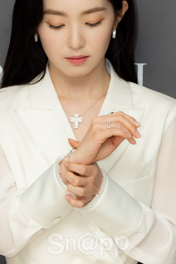 주얼리매장에서 목걸이 해보는 레드벨벳 아이린.jpgif | 인스티즈