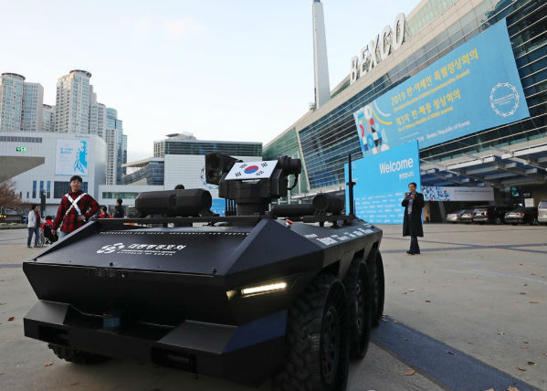 한- 아세안 회담장의 경호차.jpg | 인스티즈