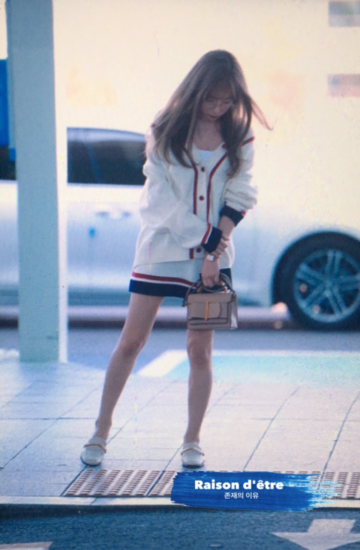 오늘자 새로운 헤어컬러로 염색하고 공항에 나타난 태연 | 인스티즈