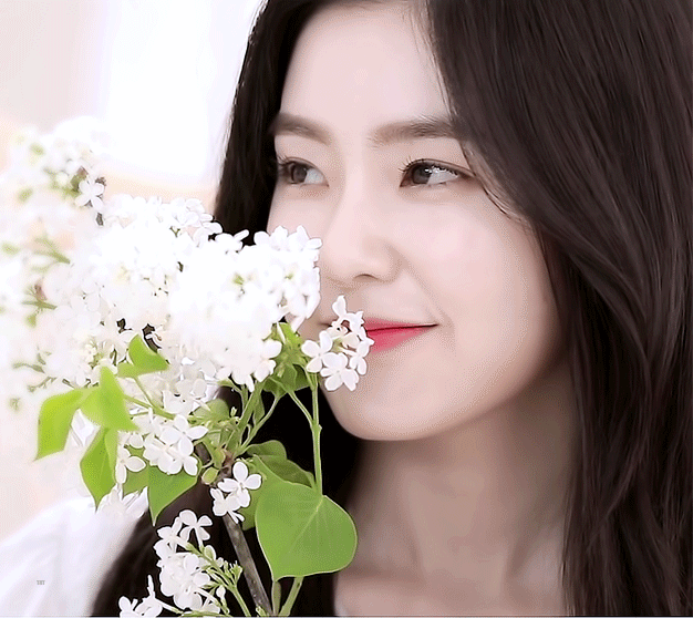 꽃을 든 아이린.gif | 인스티즈
